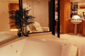 Sybaris Pool Suites Mequon Brown Deer Exterior photo