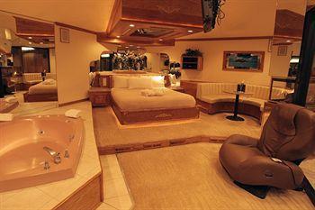 Sybaris Pool Suites Mequon Brown Deer Exterior photo