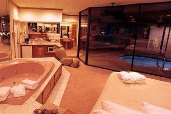 Sybaris Pool Suites Mequon Brown Deer Exterior photo